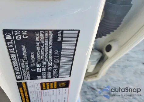 2015 Mercedes-Benz C 300 из США, поврежденный, VIN 55SWF4JB4FU051199